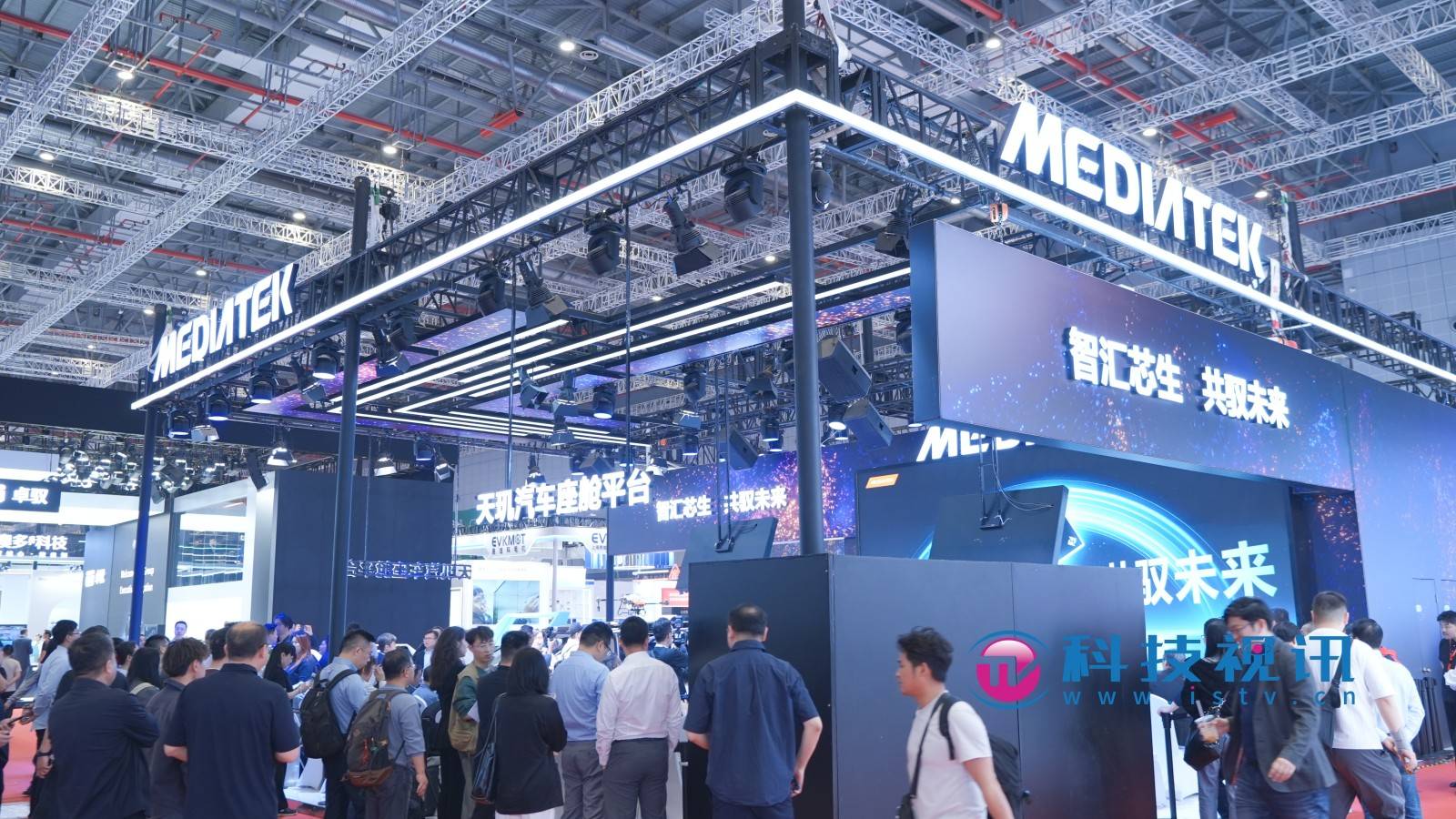 联发科闪耀2025上海车展以AI重新定义智能座舱(图1)