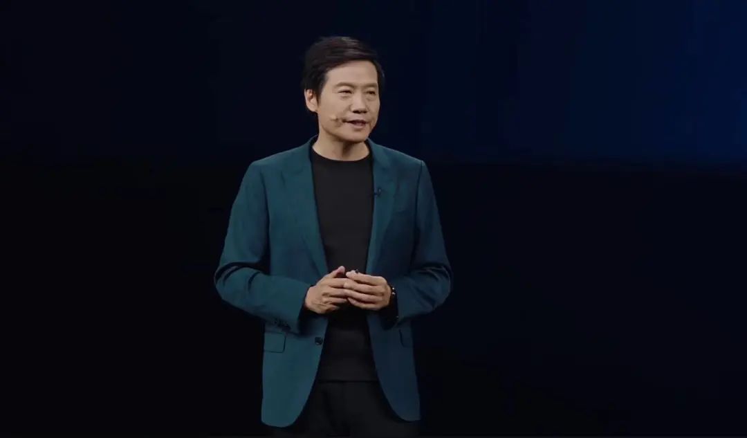 热搜！雷军称“小米YU7没有三十几万下不了台的”未过多介绍辅助驾驶！有“黄牛”称可代订代抢费最高12万元？公司回应：别信！(图2)