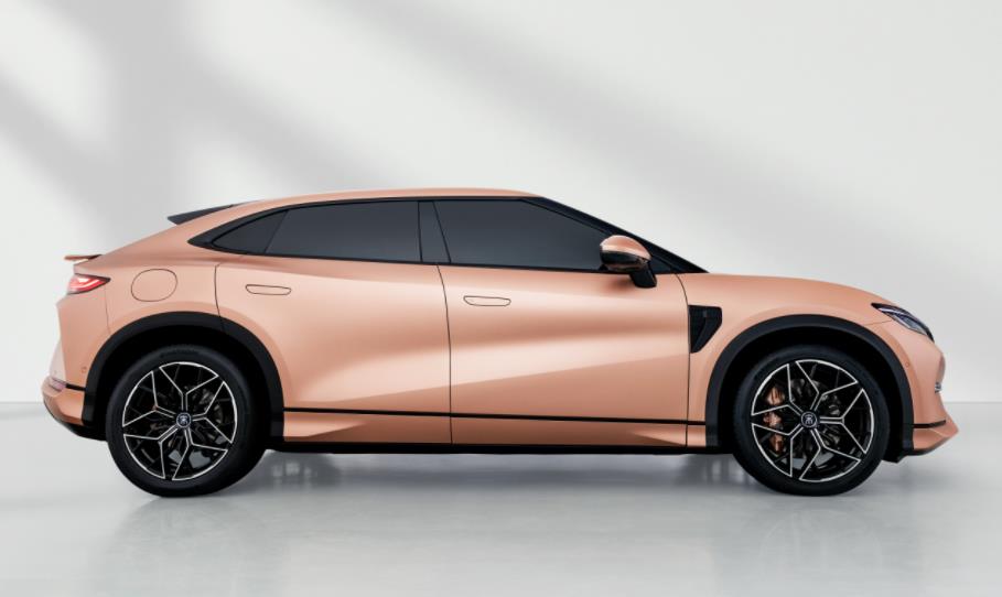 成都车展：比亚迪宋L配备CTB电池车身一体化技术扭转刚度超豪车(图2)