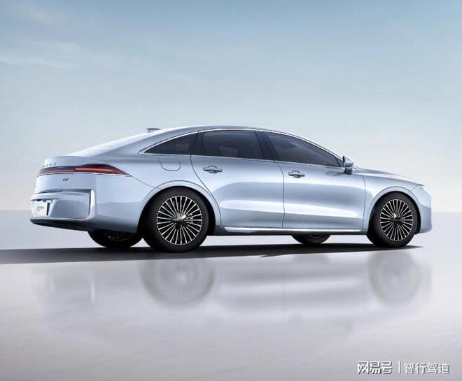 荣威M7 DMH下半年上市：前劳斯莱斯设计师操刀综合续航达1300km(图2)