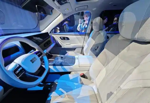 吉利发布行业首个智能体座舱银河M9将实现端到端语音大模型上车