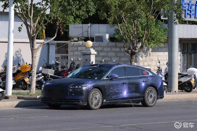 岚图全新追光谍照 搭载华为最新智能驾驶辅助系统和座舱