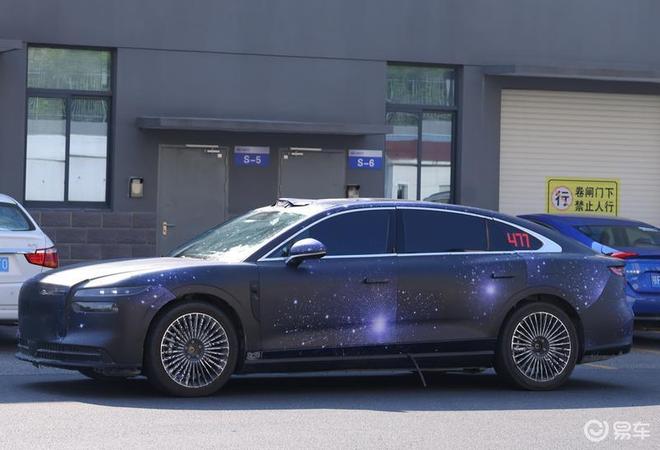 岚图全新追光谍照 搭载华为最新智能驾驶辅助系统和座舱(图2)