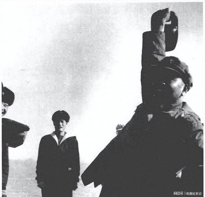 许世友双手举起两把百斤石锁村民目睹惊呆！