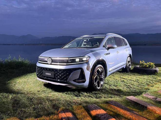 一汽-大众全新揽境上市：双前脸+三联屏智能座舱重塑大型SUV新标杆(图1)