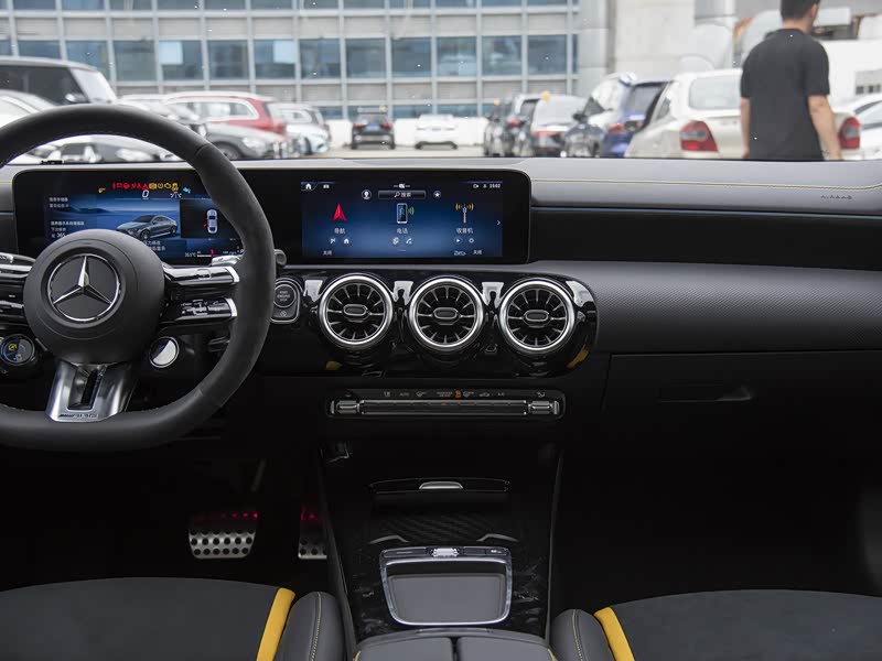 cla220的自动泊车按键在哪里