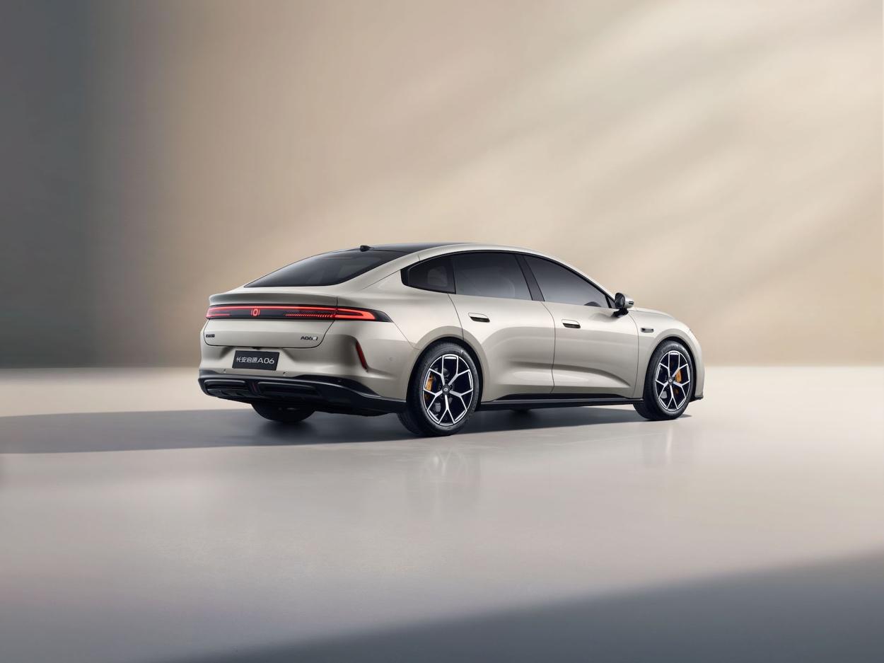 聚焦家庭出行痛点长安启源A06首秀有何看点？(图19)