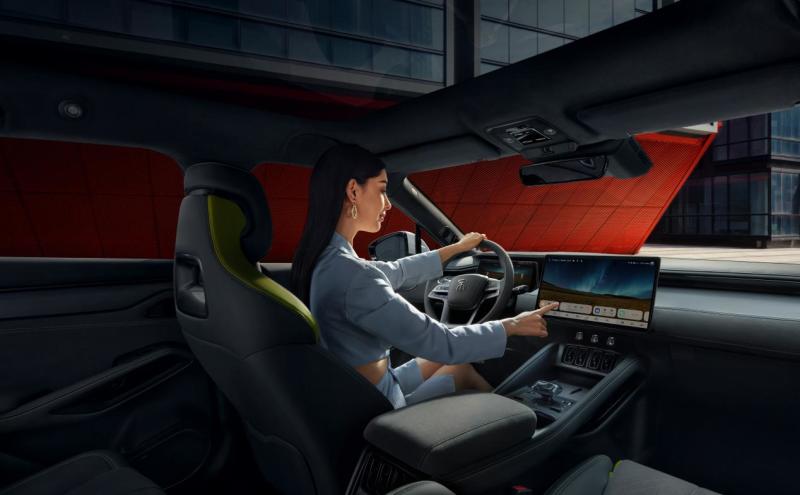 燃油智能第一车天籁·鸿蒙座舱新车首发亮相