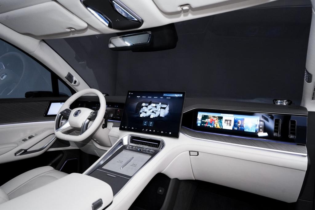 荣威M7 DMH亮相“活人感”AI车机重塑智能座舱体验