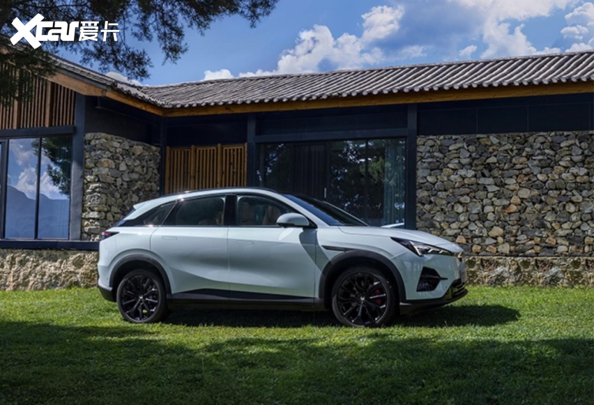 极狐全新阿尔法T5：AI大模型赋能座舱秒变“出行伙伴”