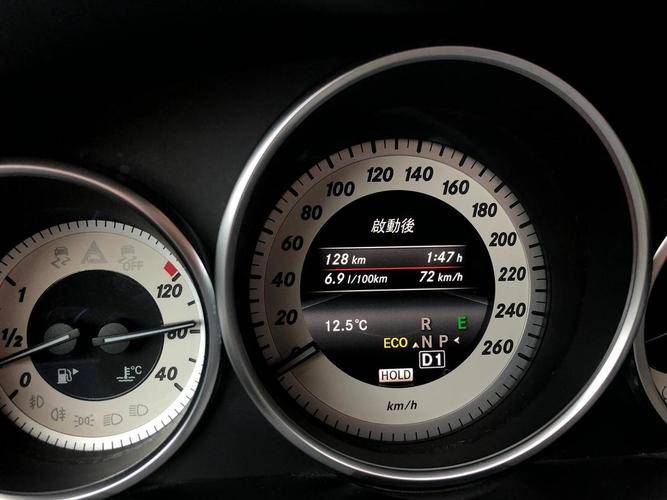 智能豪华轿车 科技配置引领未来(图1)