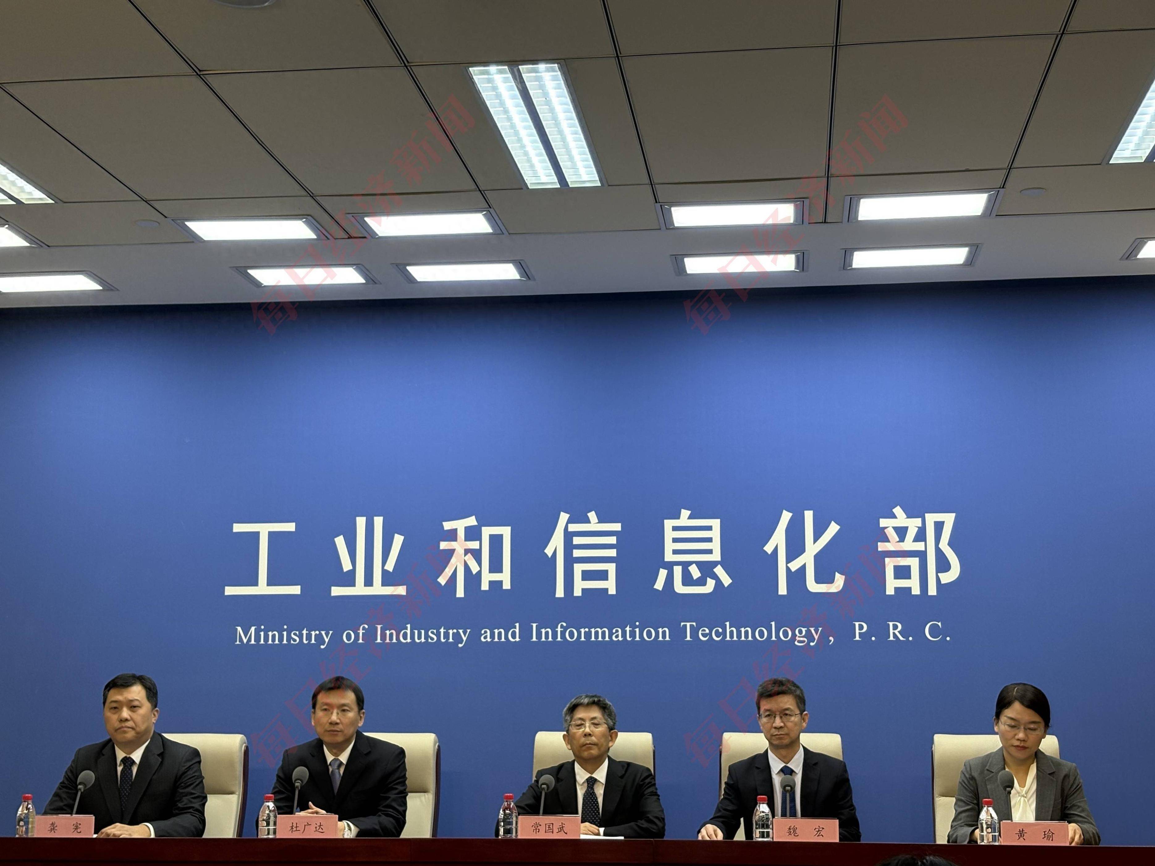 中国车企干了件大事！L2有了强制国标华为小米比亚迪联合起草(图1)